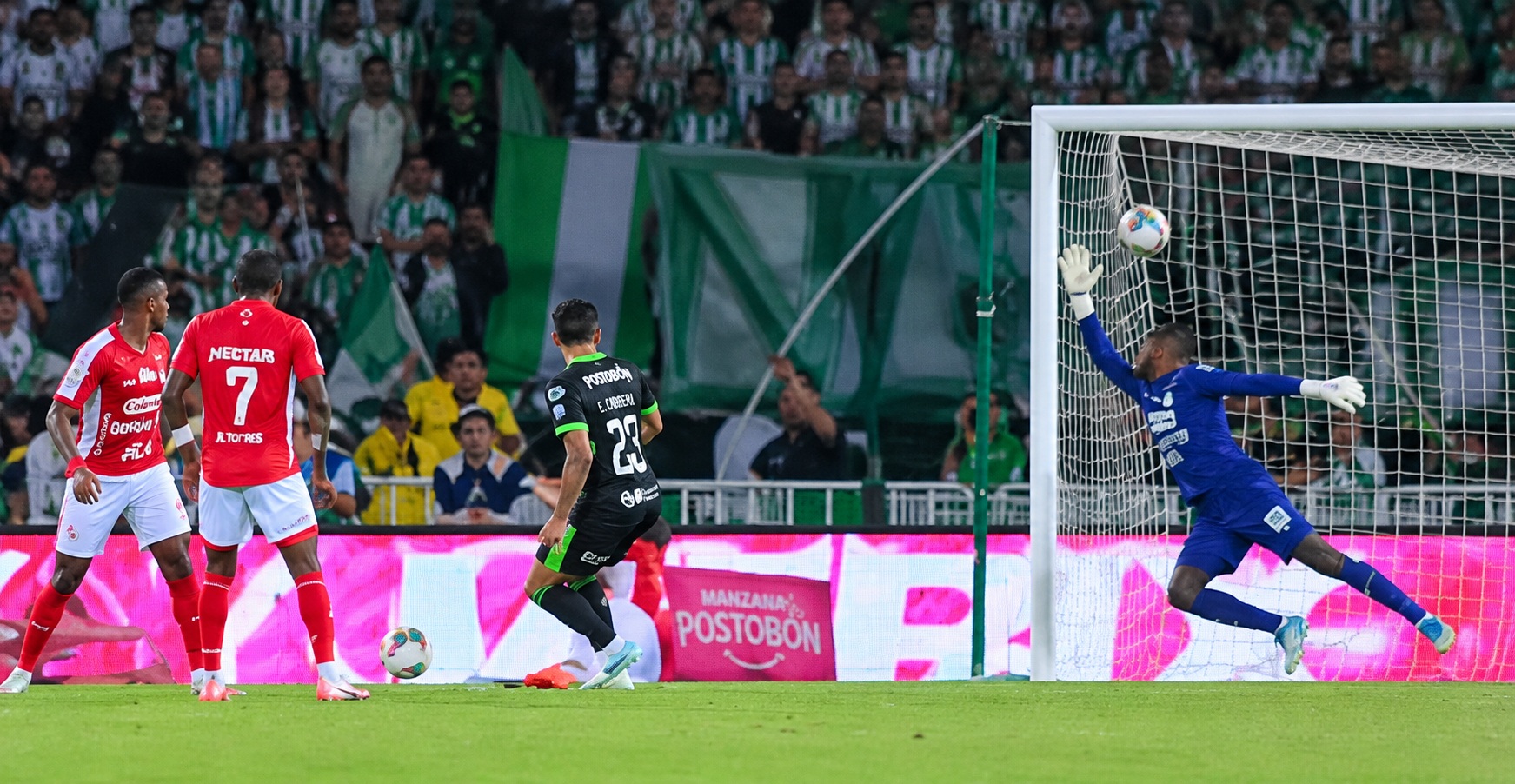 Atlético Nacional venció a Santa Fe y llegó a 90 puntos