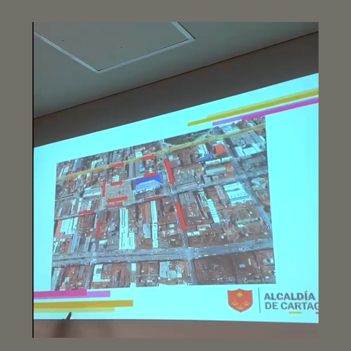 a Administración Municipal presentó a comerciantes de la calle 13 una propuesta para reorganizar la circulación vehicular alrededor de la nueva galería de Cartago.