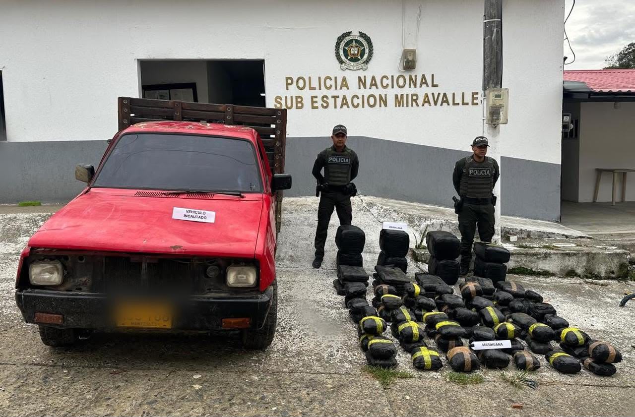 Policía incauta marihuana en camioneta volcada en La Victoria