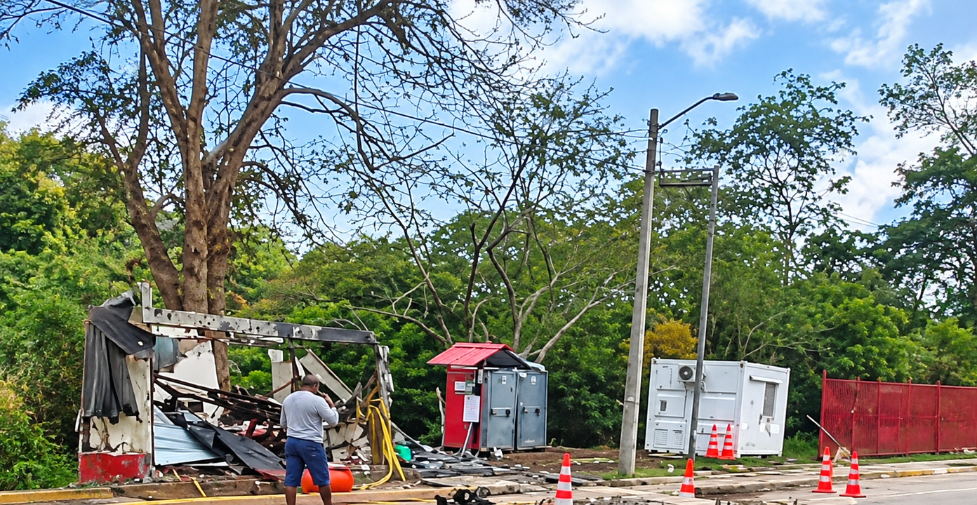 Motobomba destruye peaje El Mango y cierra la Panamericana