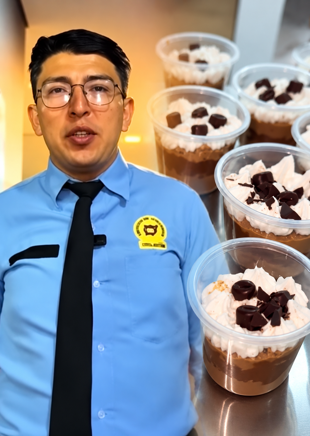 Vigilante de Pereira conquista las redes con sus postres