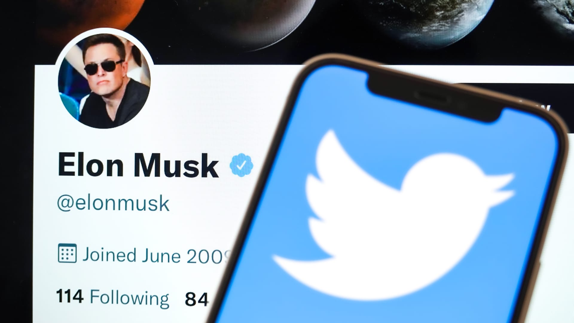El hombre con más dinero en el mundo compró Twitter.
