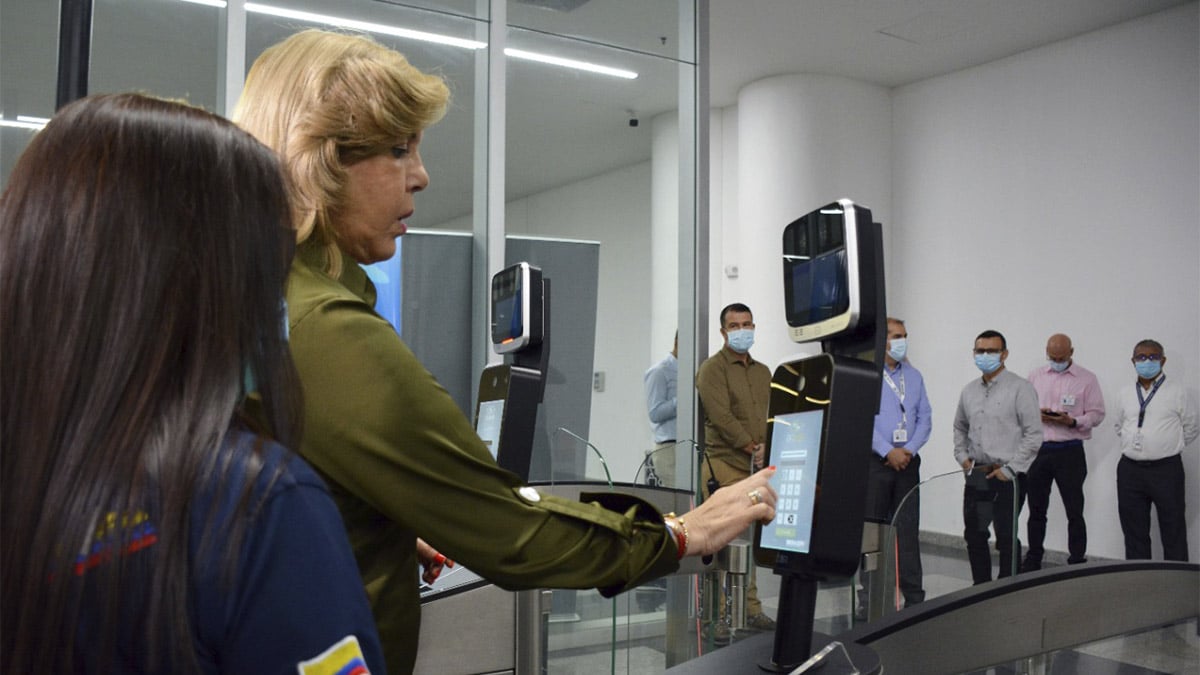 Equipo de autenticación biométrica entregado por la Gobernación del Valle disminuye tiempos en proceso de migración en el aeropuerto