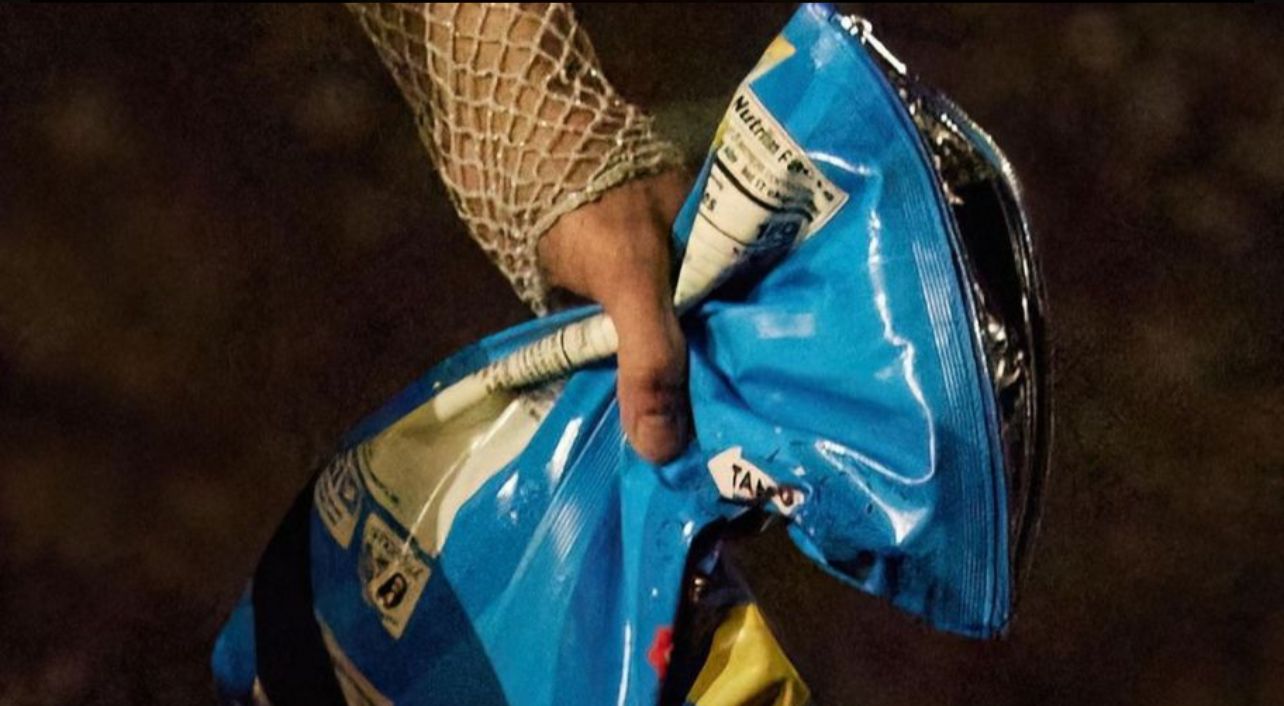 Balenciaga lanza bolso que parece un paquete de papas.