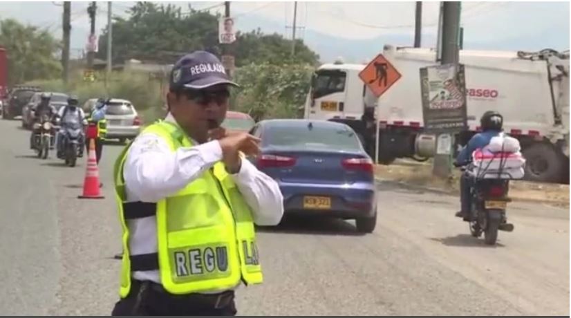 Con agentes de tránsito y una grúa las 24 horas del día, Gobierno del Valle continúa apoyo para mejorar movilidad en la vía Cali-Candelaria