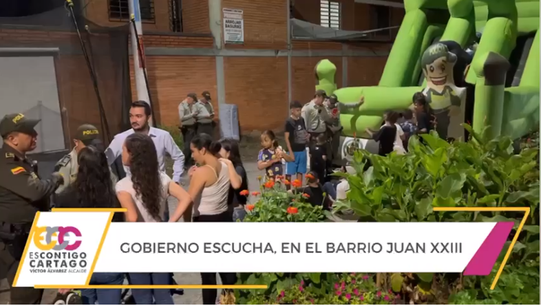El gobierno escucha a la gente .