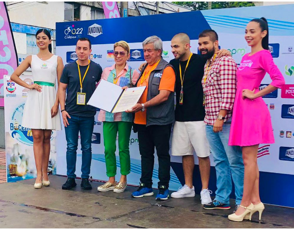 Reconocimiento al periodista Héctor Palau en Cartago.