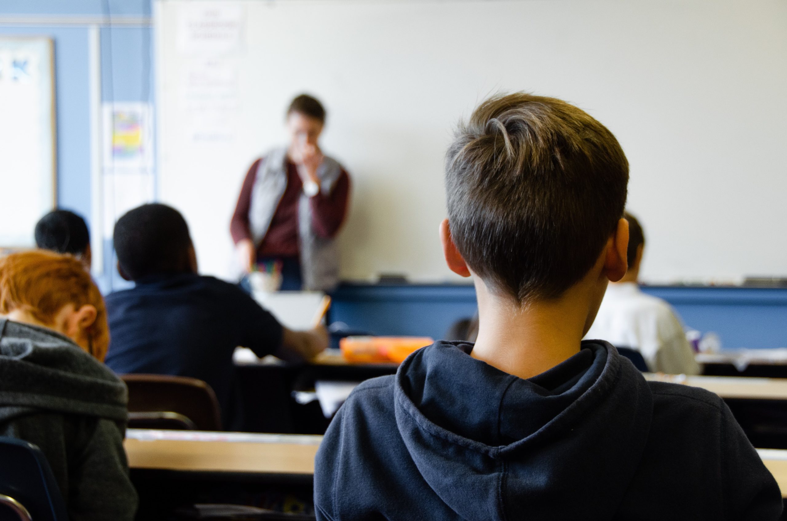 Docente en Cali fue suspendido por presunto abuso sexual con estudiantes.