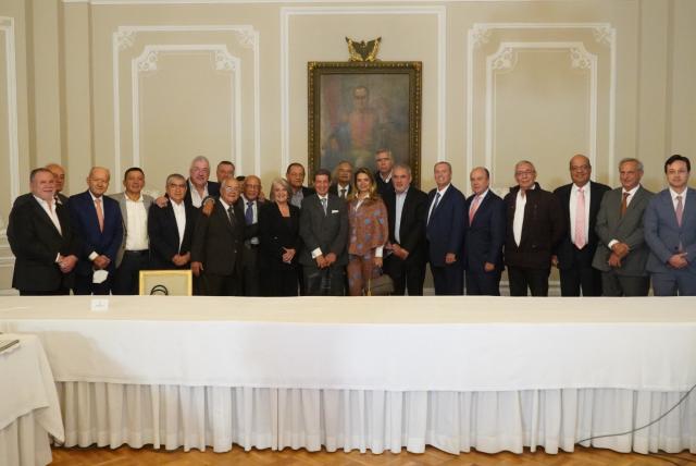 Ganaderos colombianos venderán 3 millones de héctareas al Gobierno