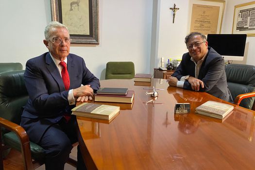 "Petro ha sido coherente": Álvaro Uribe