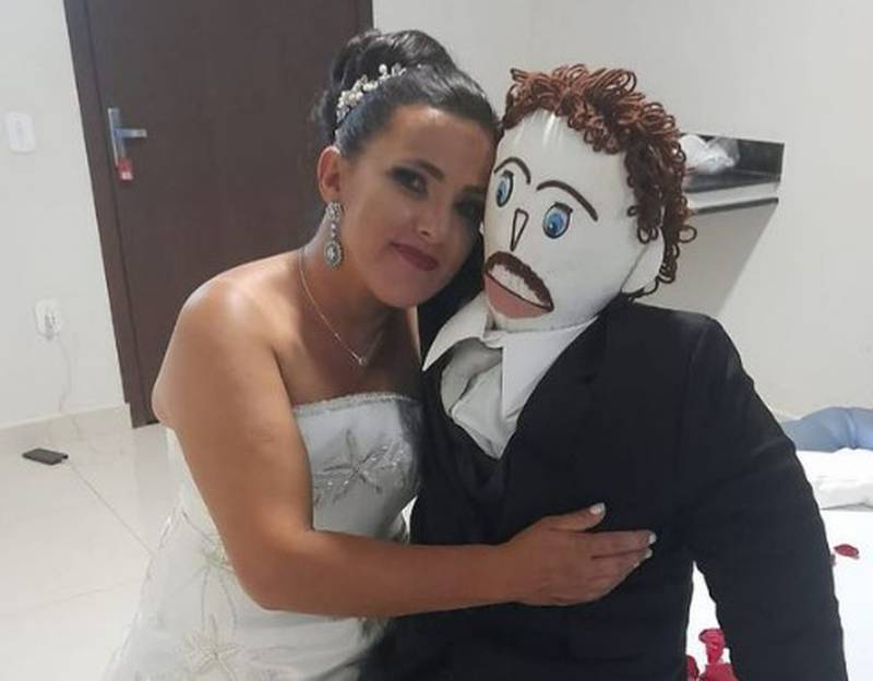 Mujer asegura que su esposo “muñeco de trapo” le fue infiel.
