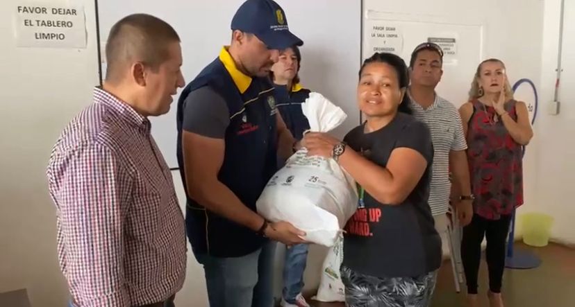 Gobernación entregó 200 kits alimentarios en Bolívar.