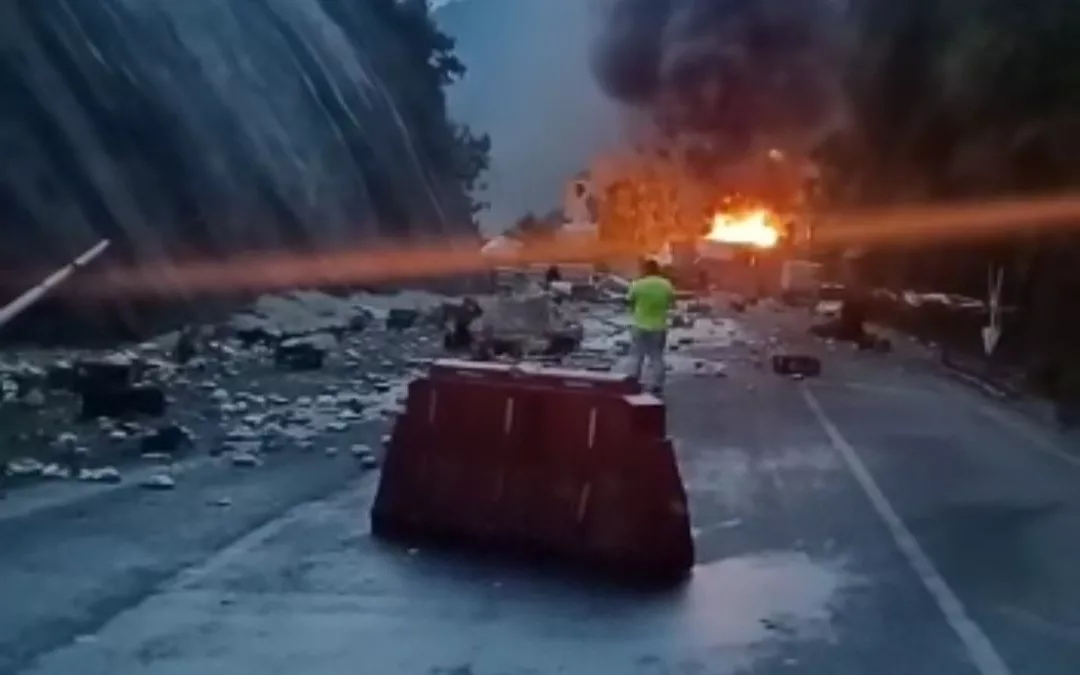 Fuerte accidente en el alto de la línea.