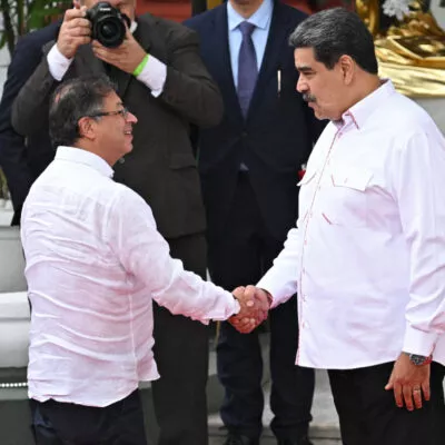 Nicolás Maduro recibió a Gustavo Petro con un apretón de manos.