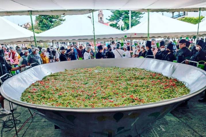Mexicanos rompen récord mundial, con el guacamole más grande del mundo.