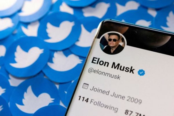 Twitter cobraría 20 dólares mensuales a cuentas verificadas.