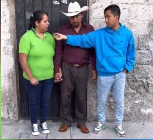 Mujer encierra a su novio para que no se lo roben.
