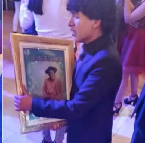 Joven bailó en su grado con el retrato de su madre fallecida.