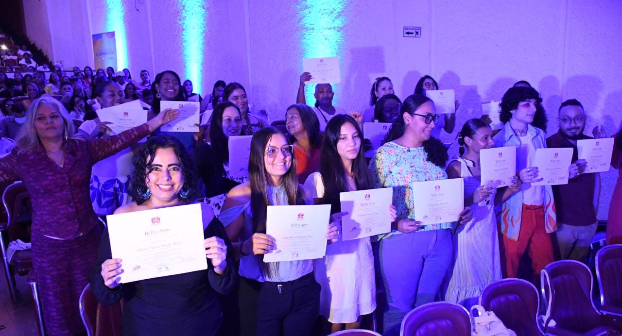 Más de 700 vallecaucanos se graduaron en diplomados y cursos gratuitos ofrecidos por la Gobernación