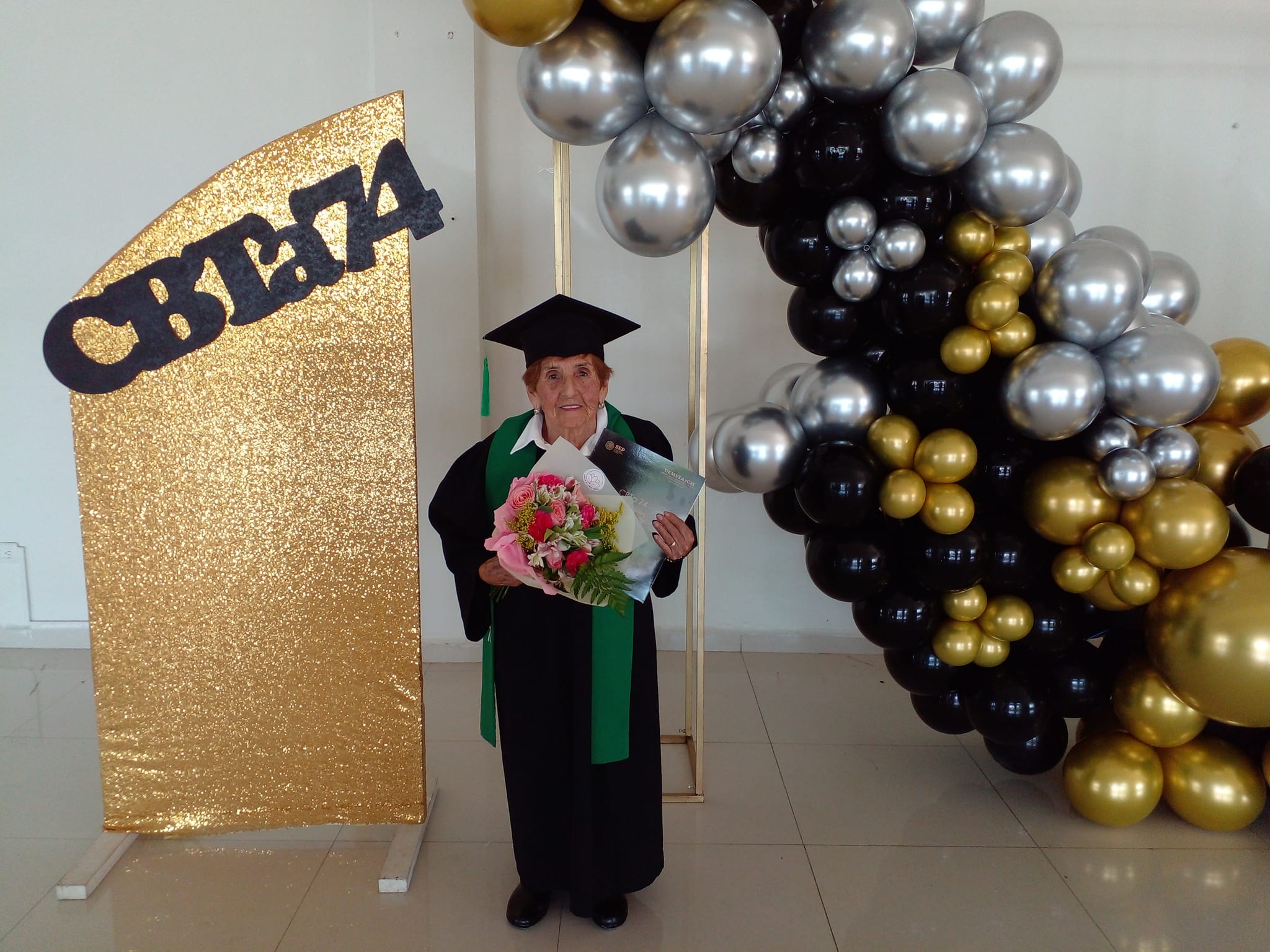 Abuelita de 84 años logró graduarse de la secundaria.
