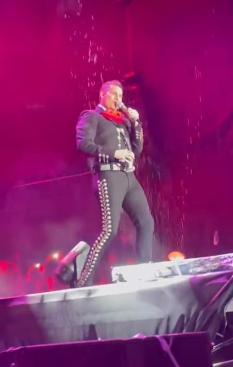Pipe Bueno se cayó en pleno concierto 
