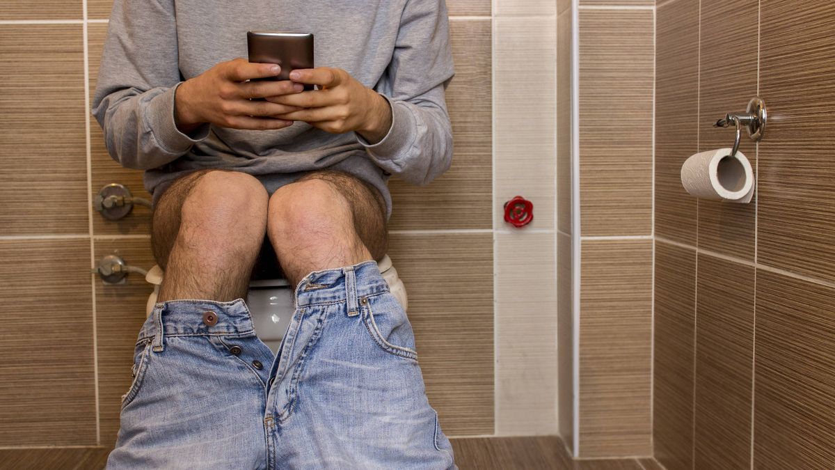 ¿Pasa mucho tiempo en el baño? Se podría estar causando graves daños.