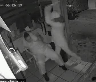 Video: Encuentra durmiendo a vigilante y lo levanta a martillazos.
