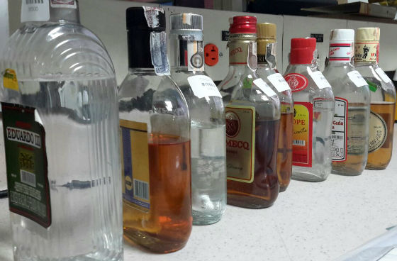 Cae fábrica casera de licor adulterado.