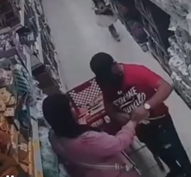 Atraco a mano armada en supermercado.