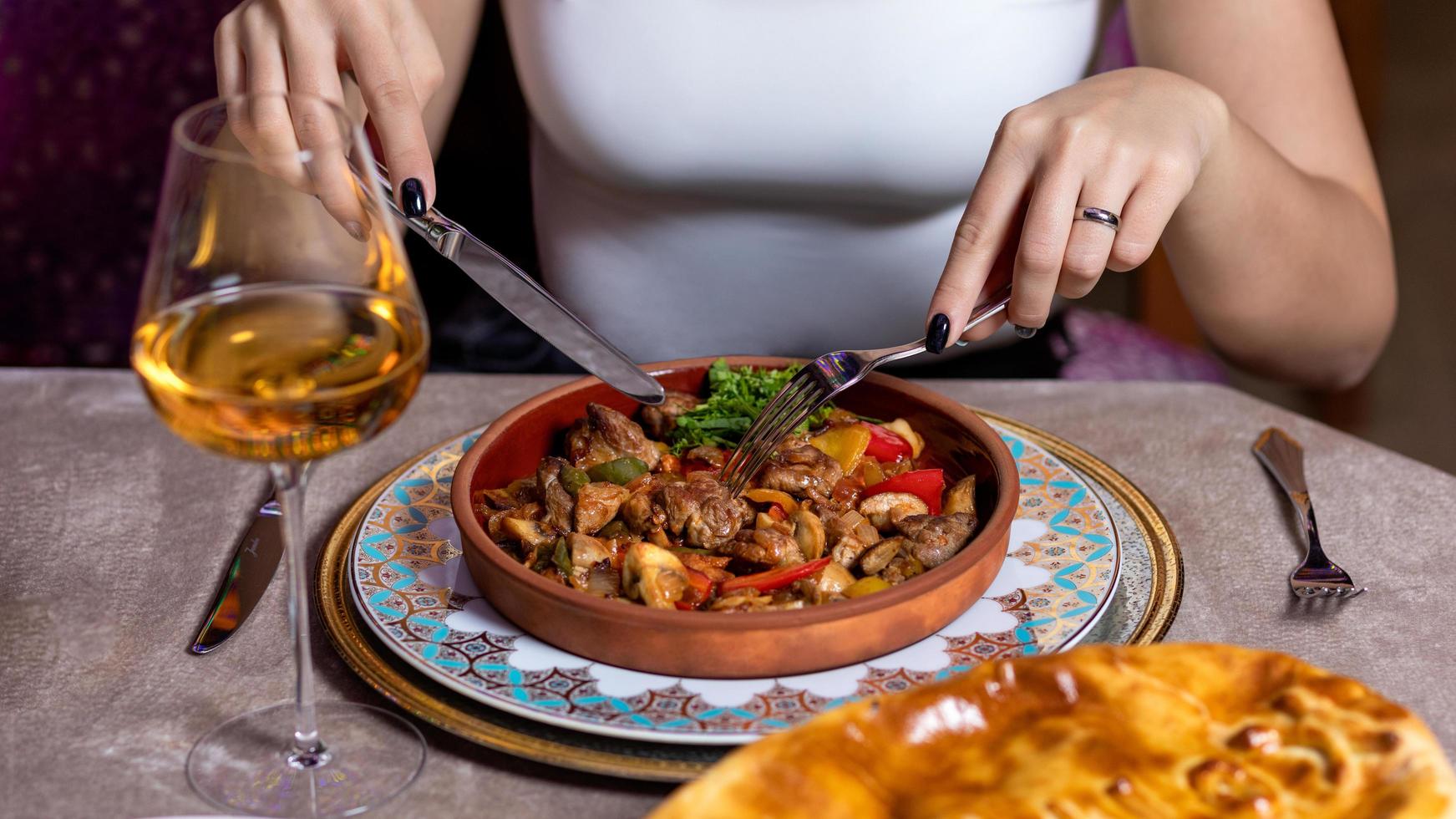Mujer confesó que salía con varios hombres para comer gratis.