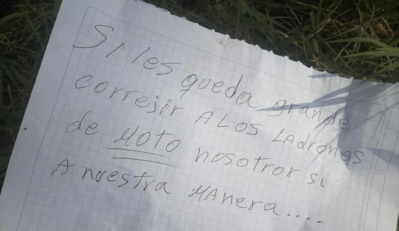 Lo asesinaron y dejaron un panfleto.
