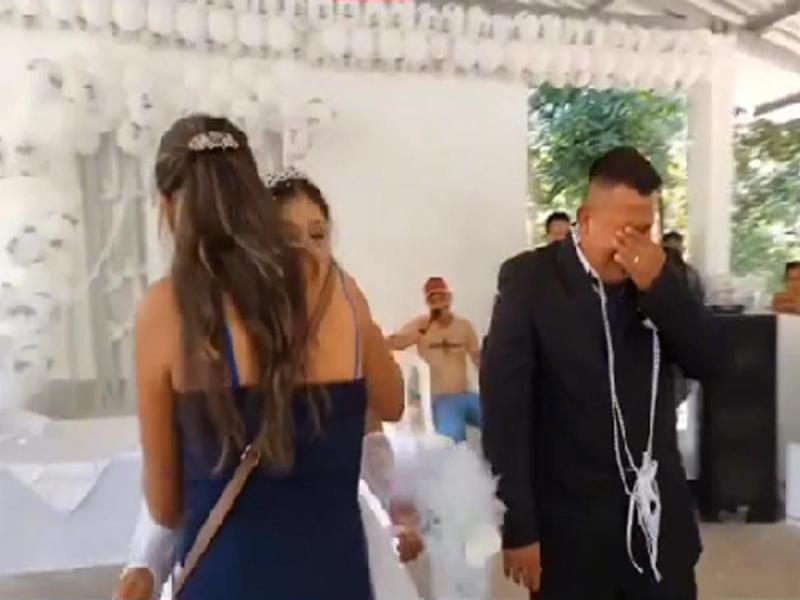 Invitó a la ex a su boda, pero rompió en llanto apenas la vio.