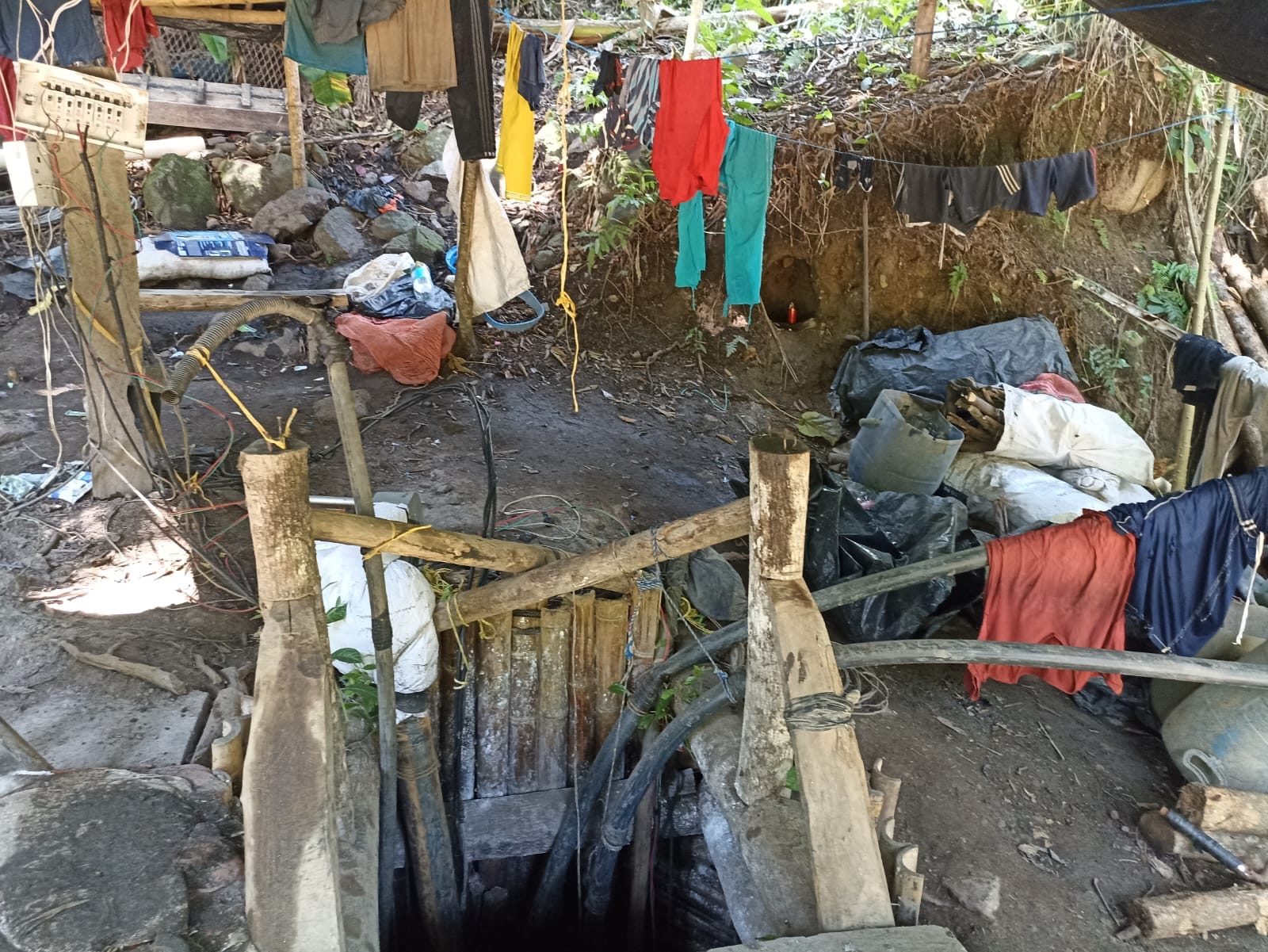 Ejército capturó a 13 sujetos, presuntamente por explotación ilícita a yacimientos mineros.