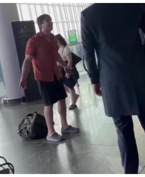 Hombre rompe en llanto al enterarse que aerolínea perdió sus perros.