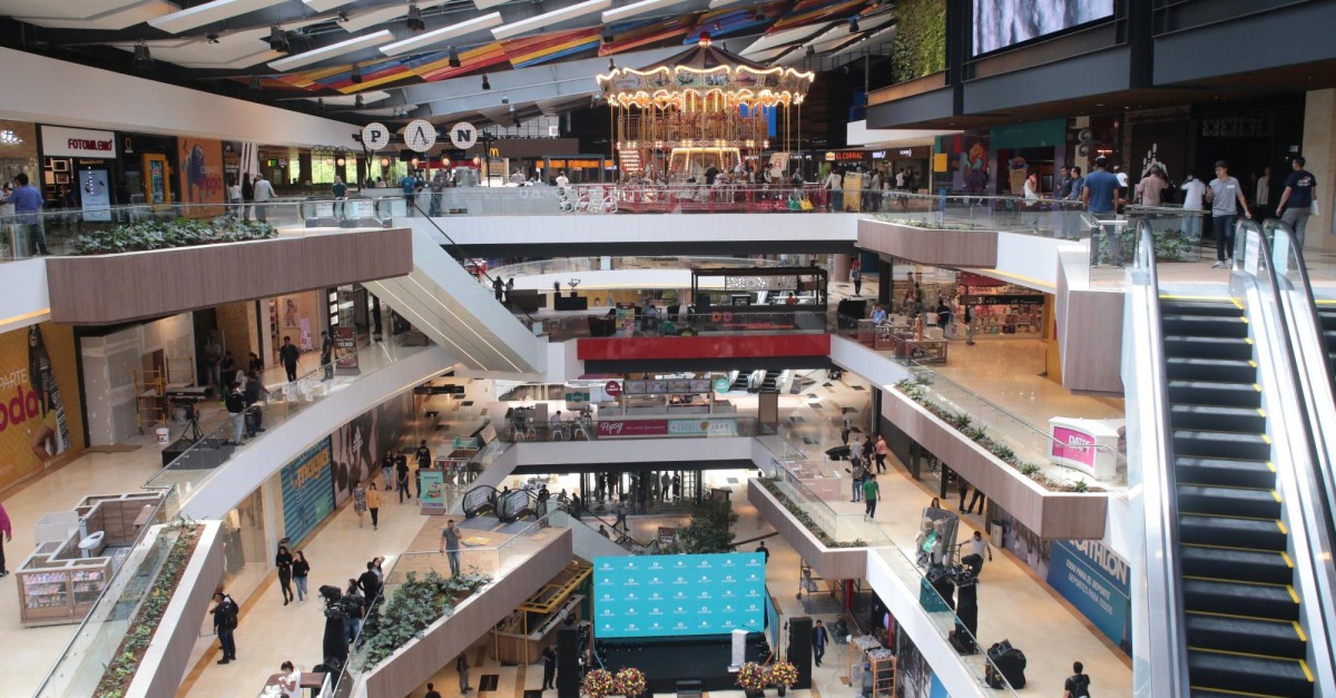 Mujer se desploma en centro comercial y muere.