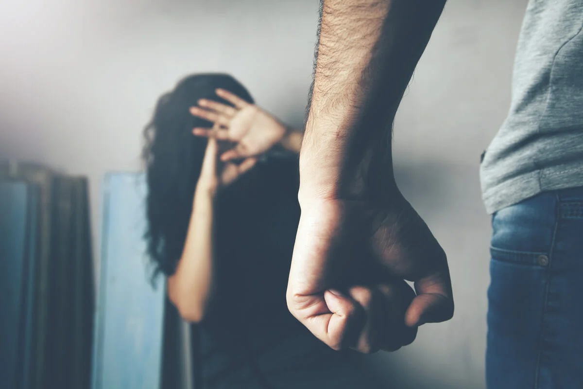 Mujer viajó a ver a un hombre que conoció por internet y casi termina muerta.