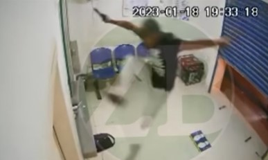 VIDEO: Con patada voladora ladrón intentó romper un vidrio
