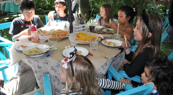 Restaurante prohíbe entrada a niños menores de 10 años.