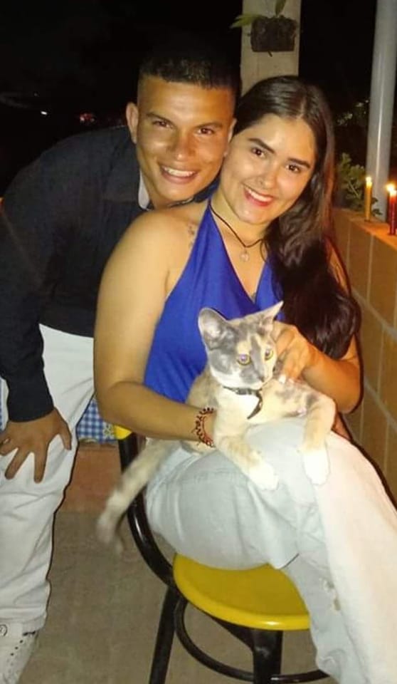Pareja falleció al chocar contra un poste.