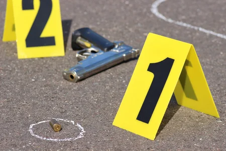 Policía asesinó a su exesposa y luego se suicidó delante de su hijo.