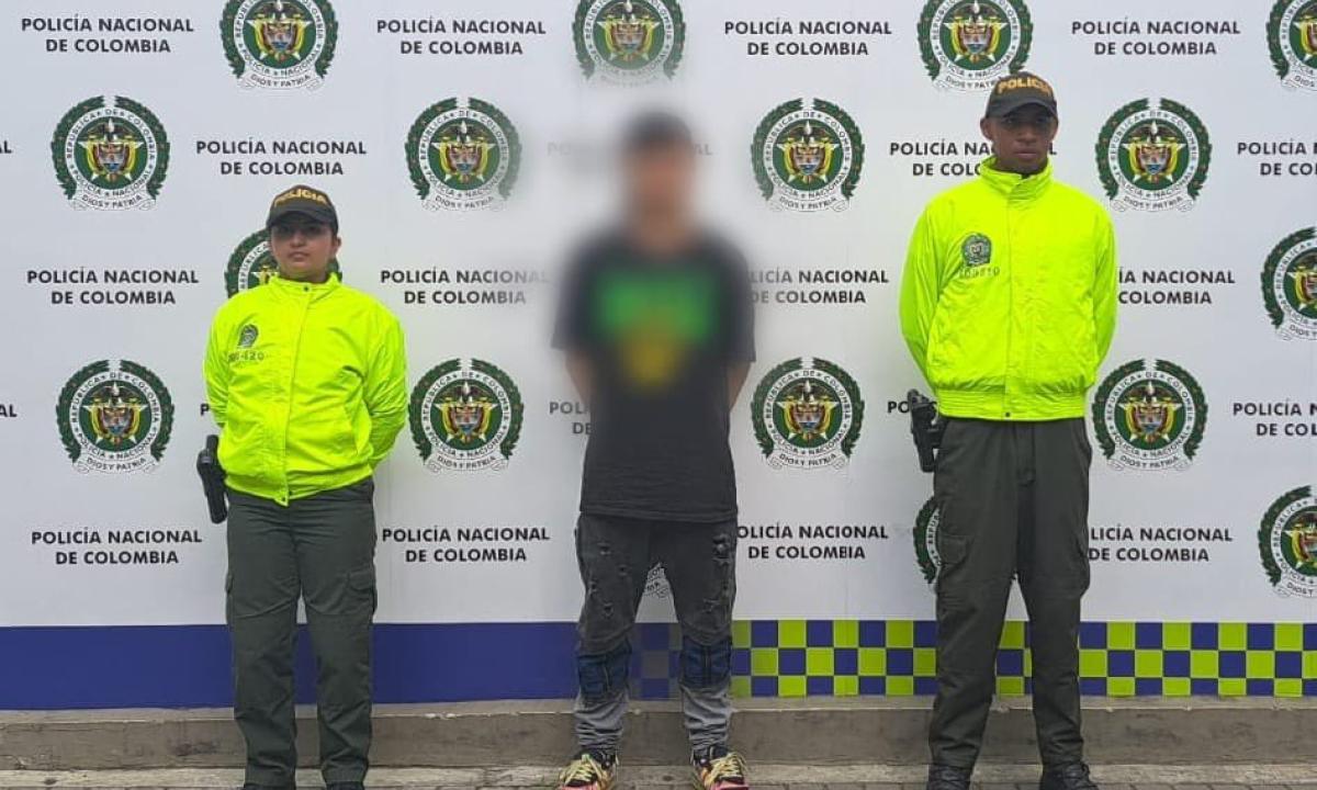 Fingió ser cantante para abusar de una menor.