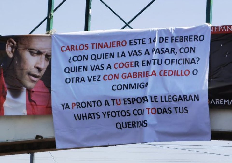 Con pancarta mujer amenaza a su amante.