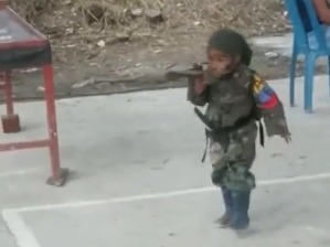 VIDEO: Niño disfrazado de guerrillero