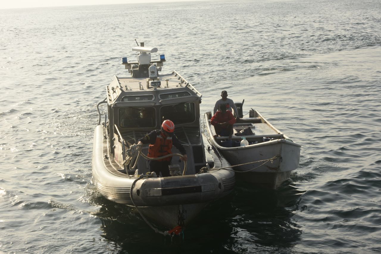 Rescatan a pescadores que llevaban 3 días a la deriva en el mar pacífico.