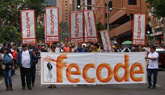 Profesores de Fecode marchan para radicar pliego de peticiones en Colombia
