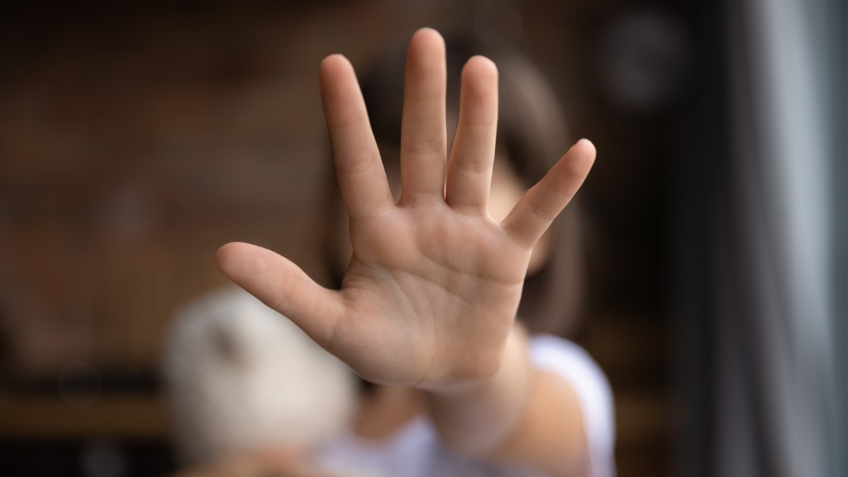 Condenan a 14 años de cárcel a hombre por 120 casos de abusos a niños ofreciéndose como niñero en internet.