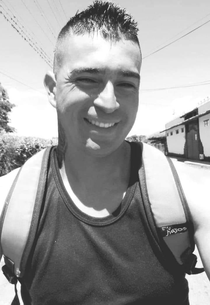 Lo asesinaron y le dejaron un cartel que decía “Por violador”