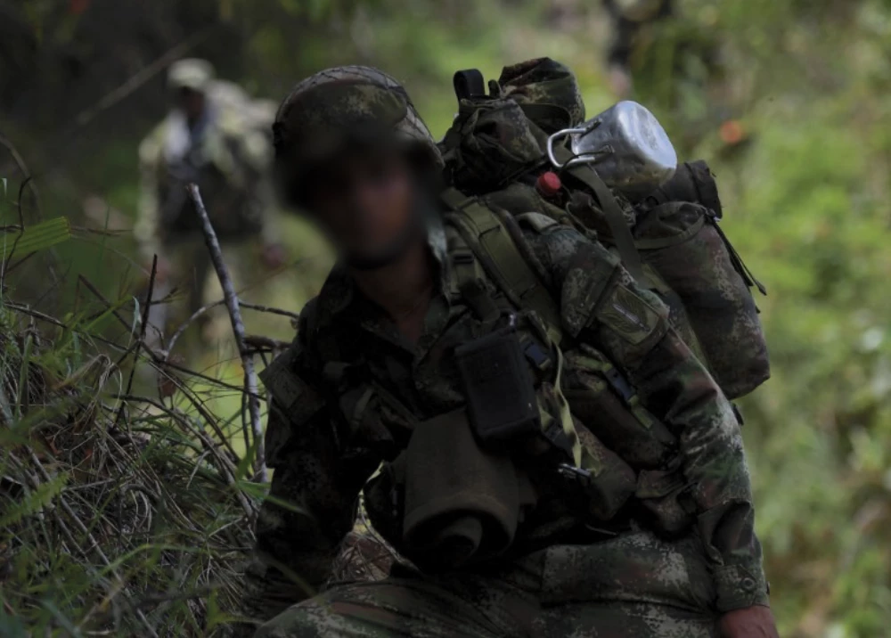 Disidencias de las Farc matan a joven en Cauca tras encontrar fotos de su servicio militar en su celular.