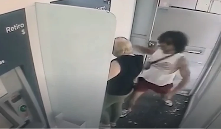 Hombre golpea brutalmente a una mujer para robarle dinero en un cajero automático en Argentina