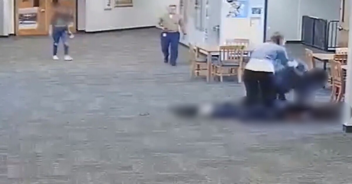 VIDEO: Estudiante golpeó a su profesora por decomisarle su celular.